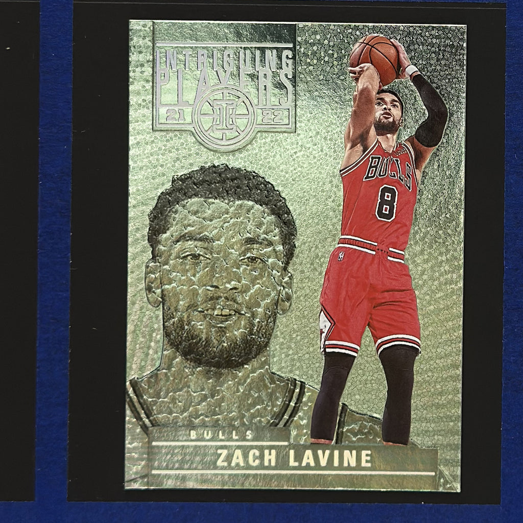 2021-22 Panini Illusions Intriguing Players Emerald Zach LaVine #20 — front view