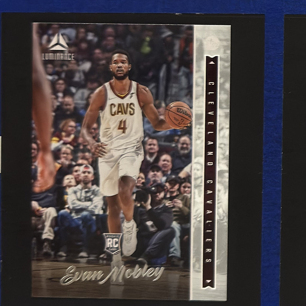 2021-22 Panini Chronicles Luminance Evan Mobley RC #252 — front view
